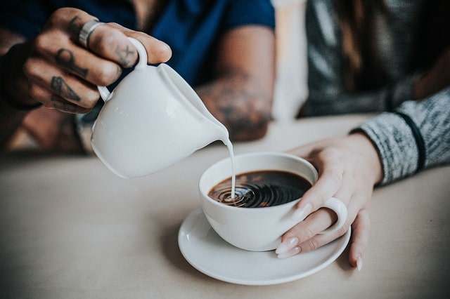 Aller faire des rencontres dans un café 